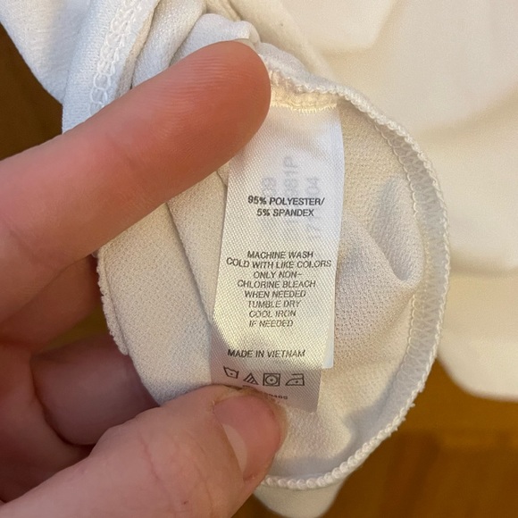 White shoulder cutout detail top - size 1X - Picture 5 of 5